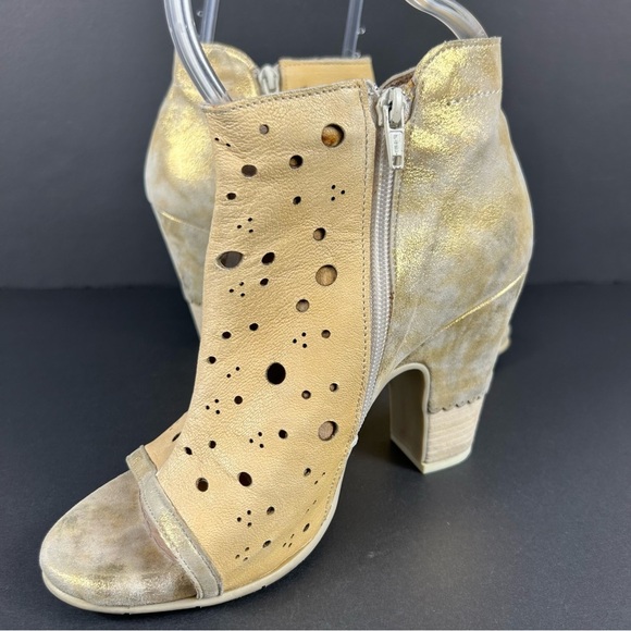 Gold Button Chic Perforated Heeled Boots Size 38 - Picture 4 of 9